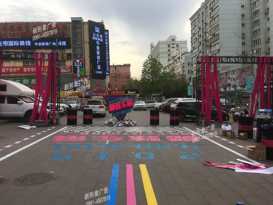 車展展臺(tái)美陳裝飾現(xiàn)場(chǎng)